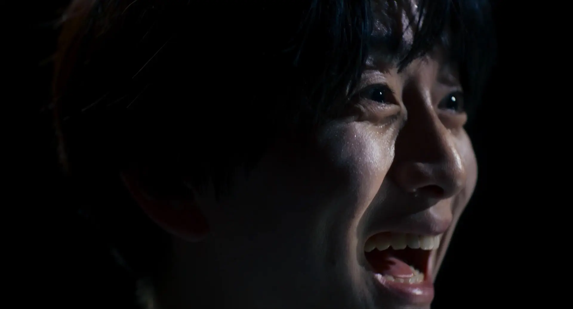 背筋原作のホラー映画『口に関するアンケート』場面写真が解禁　主演 板垣李光人の表情が怖すぎる