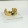 緋八マナさんの私物「目が進化（メガシンカ）」