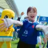 「1000％」MVに出演したピーナッツくん（左）と影山優佳さん（右）