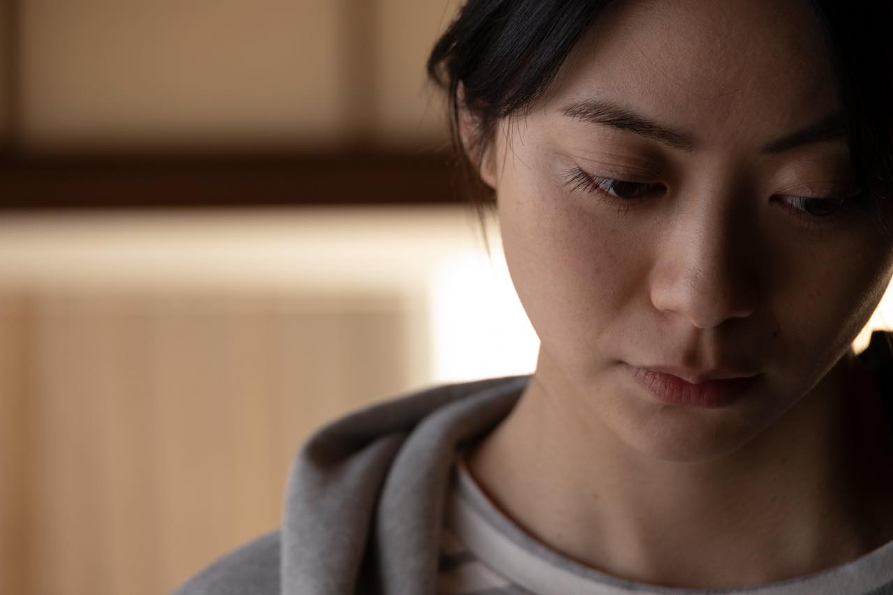 山下リオさん演じる藤井佳奈。父の死をきっかけに母の介護をはじめたが、次第に周囲で起こる異変によって追い詰められていく