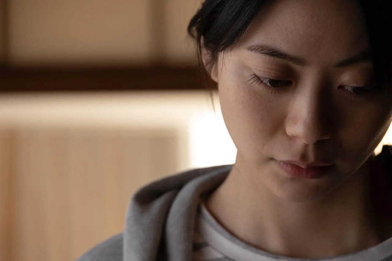 山下リオさん演じる藤井佳奈。父の死をきっかけに母の介護をはじめたが、次第に周囲で起こる異変によって追い詰められていく