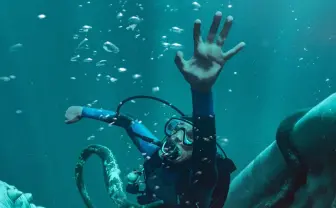 巨大クジラに人が飲み込まれる絶望感──スリラー映画『クジラに落ちた男』10月公開
