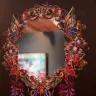 ミラー調のアクリルにイラストをプリントした「胡蝶の夢」。裏側から浮かび上がるイラストは会場で
