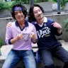 会社を休んだという2人。日本代表ユニフォームの人が多い中、サッカー協会（JFA）が販売している襟付きロングスリーブ姿が新鮮でした。いい感じです