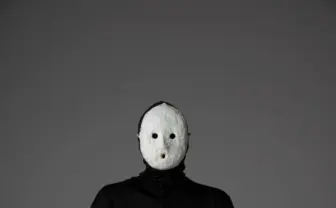 ホラー作家 雨穴、YOASOBIら擁する音楽レーベルに参加しアーティストとしてデビュー