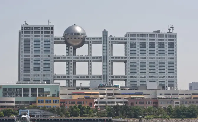 フジテレビ『夫婦別姓刑事』問題、撮影現場の経緯詳細を公表　弁護士は佐藤二郎の“言動”を「ハラスメント」と評価