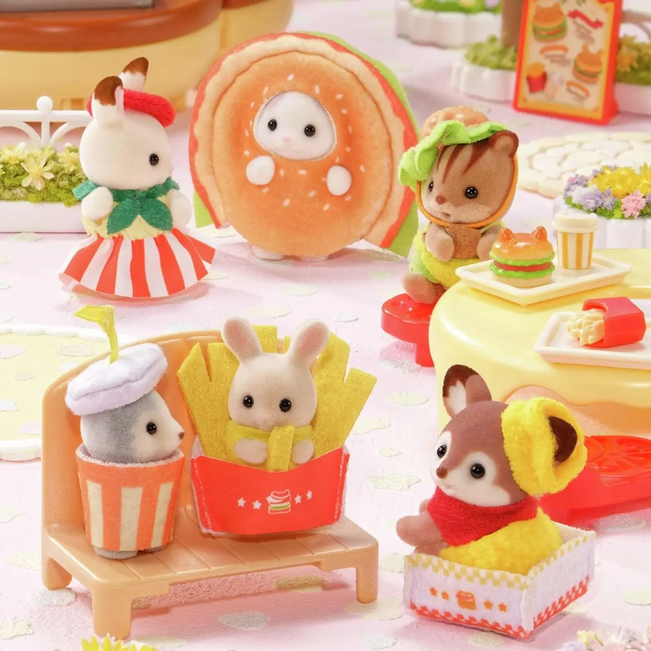 シルバニアファミリーの赤ちゃん、なぜかハンバーガーにめり込んでしまう