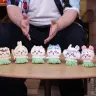 映画グッズで盛り上がる様子も