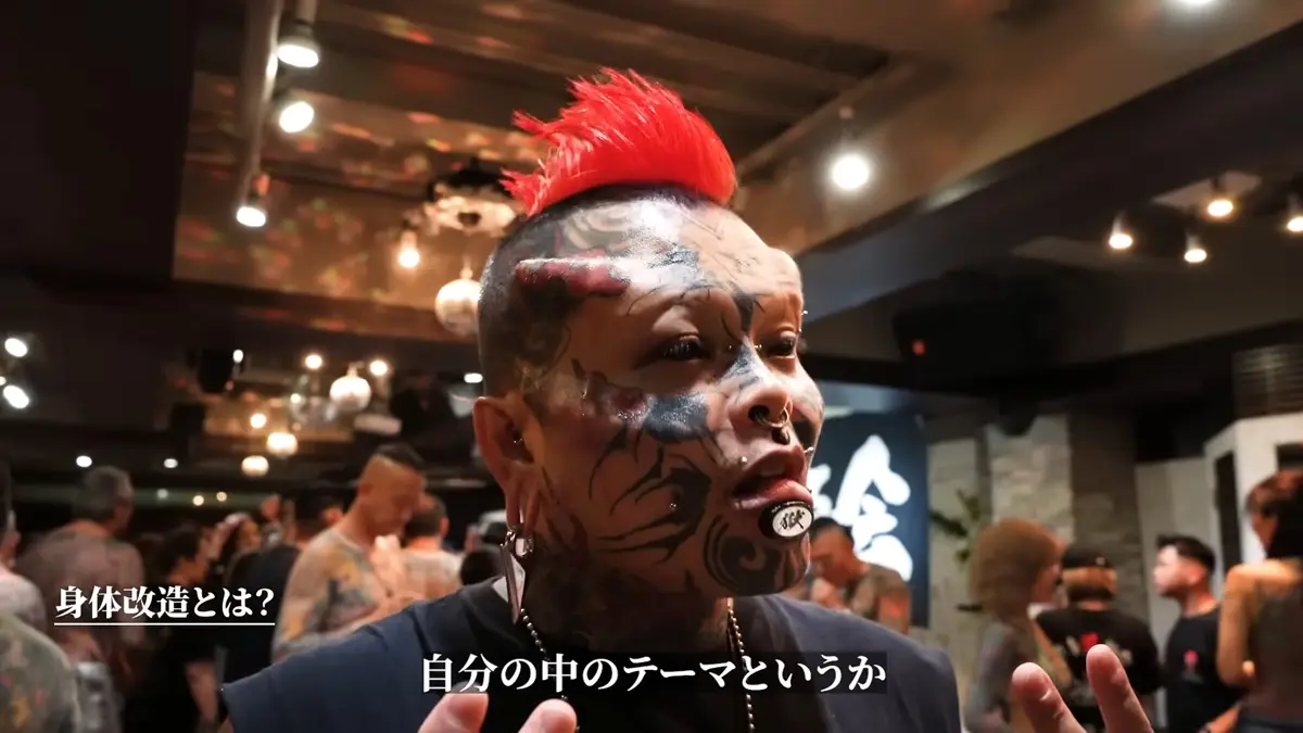 タトゥーと身体改造のビジュアルが目を引くMejiさん