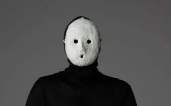 ホラー作家 雨穴、YOASOBIら擁する音楽レーベルに参加しアーティストデビュー