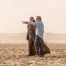 アブダビのリワ砂漠に立つティモシー・シャラメさんとドゥニ・ヴィルヌーヴさん