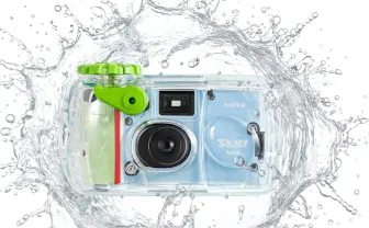 夏の海に「写ルンです」を持っていきたい　防水＆モノクロ新モデルが登場