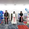 当日のフォトセッションの様子。左からプロデューサーの木谷高明さん、峰月律さん、千石ユノさん