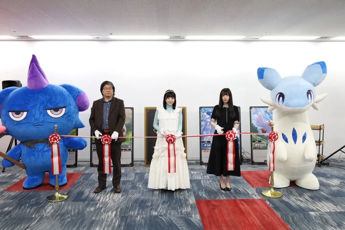 当日のフォトセッションの様子。左からプロデューサーの木谷高明さん、峰月律さん、千石ユノさん