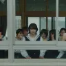 キーアイテムとなるスマホが場面カットでも印象的に映し出されている