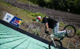 136メートルのスキージャンプ台を自転車の前輪だけで駆け降りる！ 西窪友海が世界初の挑戦に成功