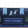 ZOZOマリンスタジアムのメインビジョンに登場した初音ミク（写真左）と星街すいせいさん（画像右）