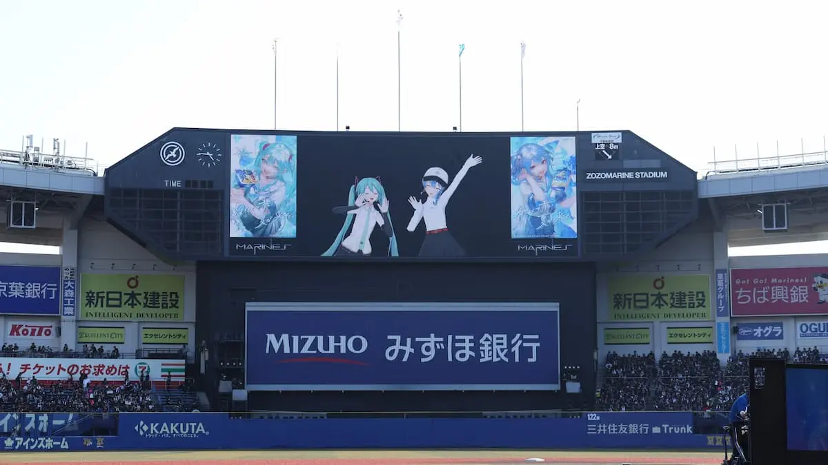 ZOZOマリンスタジアムのメインビジョンに登場した初音ミク（写真左）と星街すいせいさん（画像右）