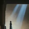光の中に佇むミッシェル・ヨーさん