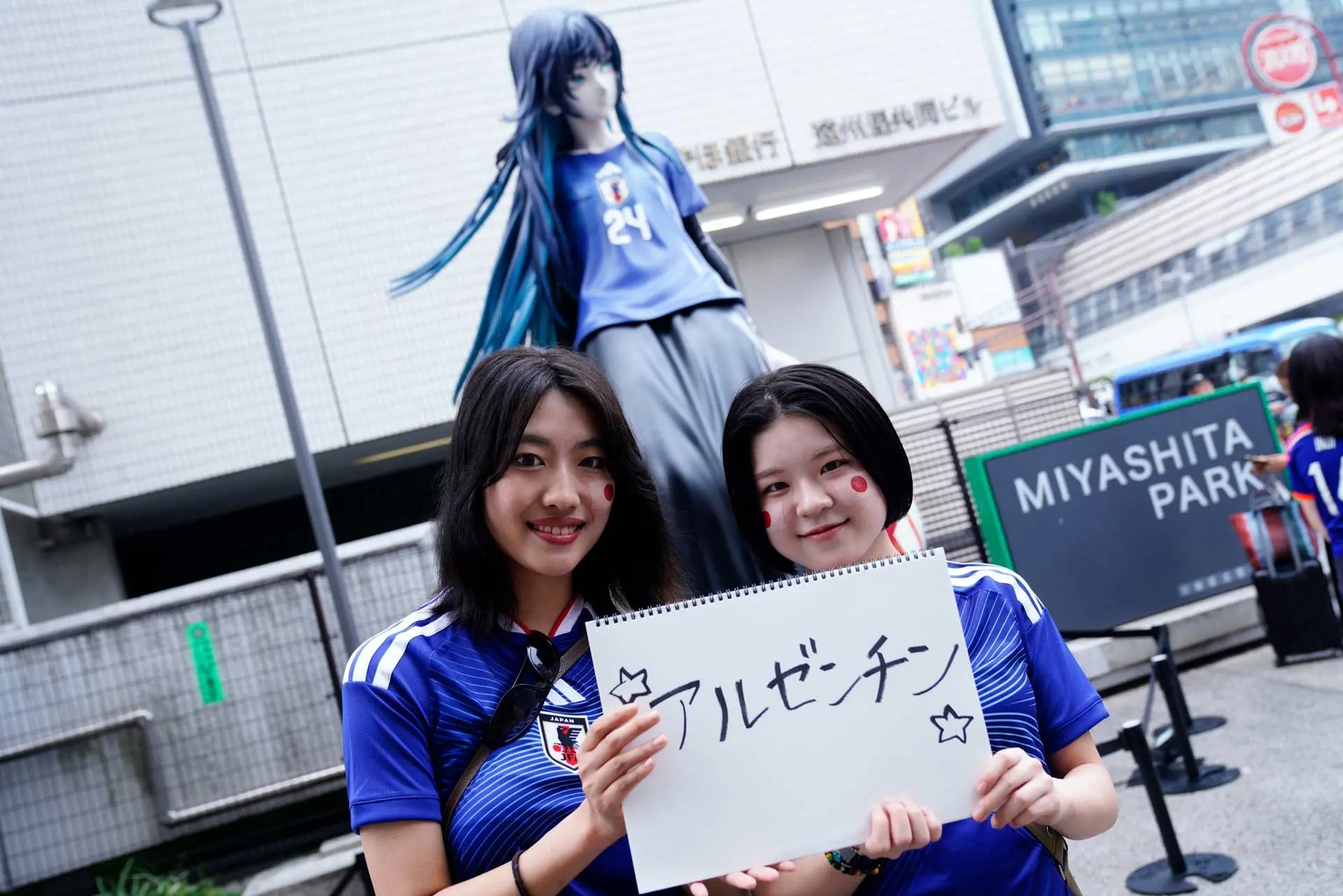 サッカーW杯日本代表戦直後の熱狂──渋谷に集まった人々に優勝国予想を聞いてみた！