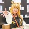 企業ブースを盛り上げるコスプレイヤー