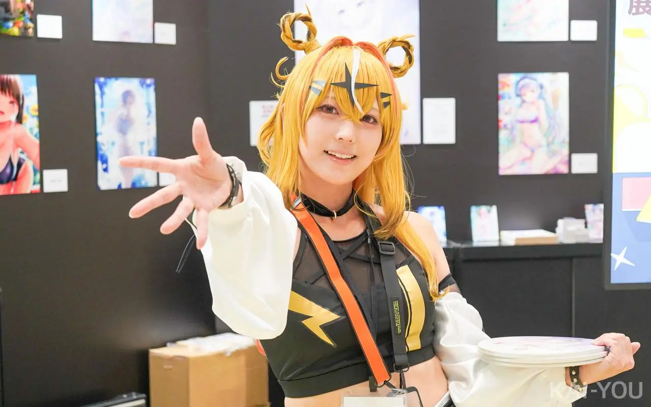 企業ブースを盛り上げるコスプレイヤー