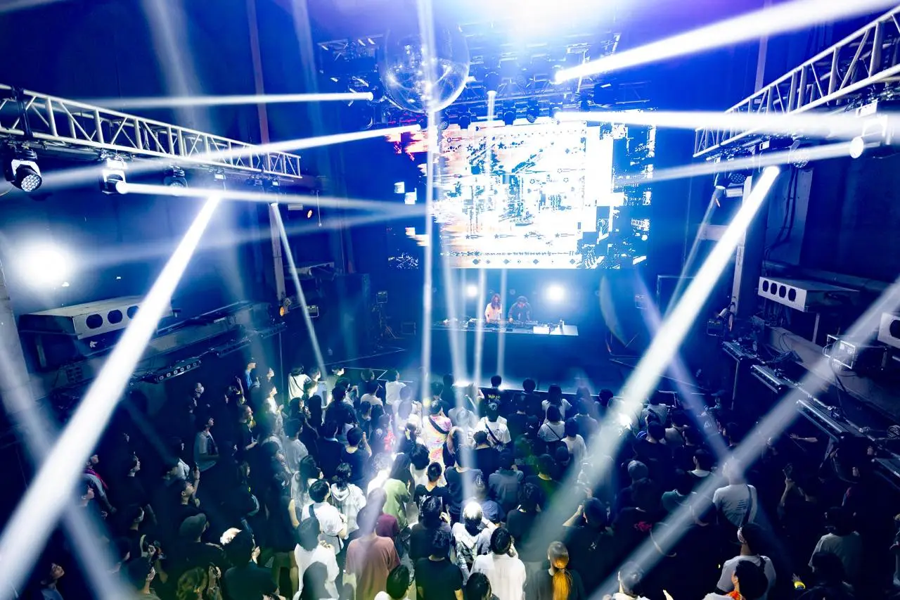 2FのDJライブ&ライブドローイングの様子