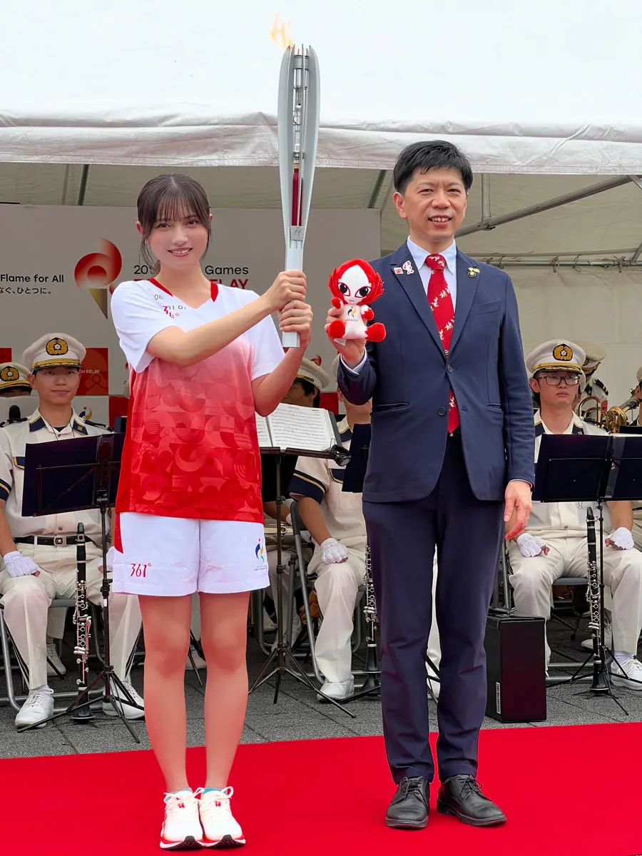 聖火を持つ桃月なしこさん