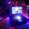 2Fのステージで観客と向き合うDJ