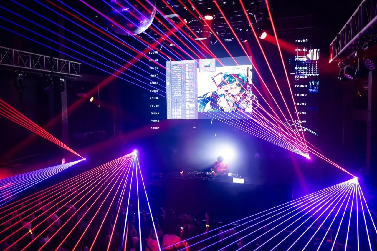 2Fのステージで観客と向き合うDJ