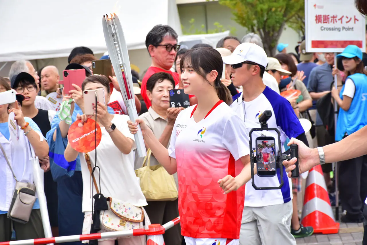 聖火ランナーとして走る桃月なしこさん