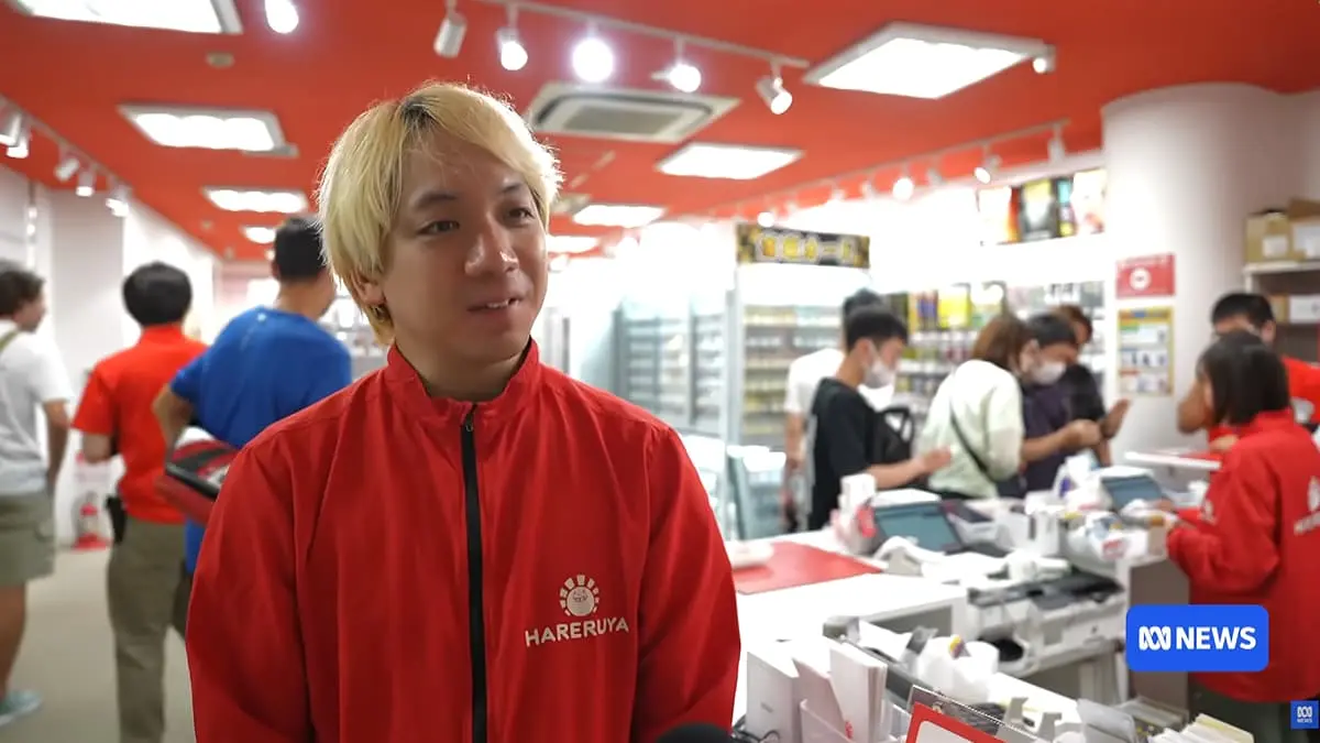 「ABC」の取材に答えるとり店長こと渡辺翔さん/画像はABCの動画から