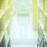図書室にはうっすらと人影が……