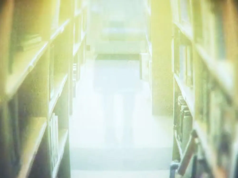 図書室にはうっすらと人影が……
