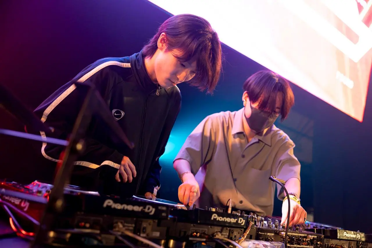 DJを担当した只野楓さん(左)と平田義久さん(右)