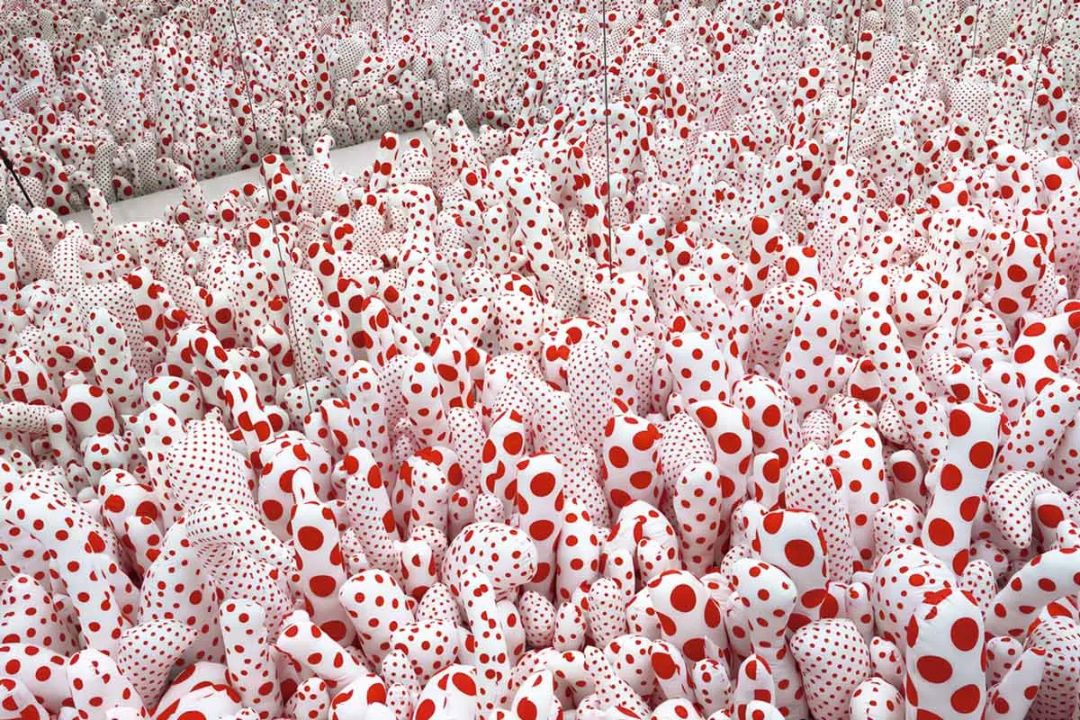 Yayoi Kusama, Infinity Mirror Room-Phalli’s Field (or Floor Show) (1965/2013), ©YAYOI KUSAMA, Courtesy of Ota Fine Arts