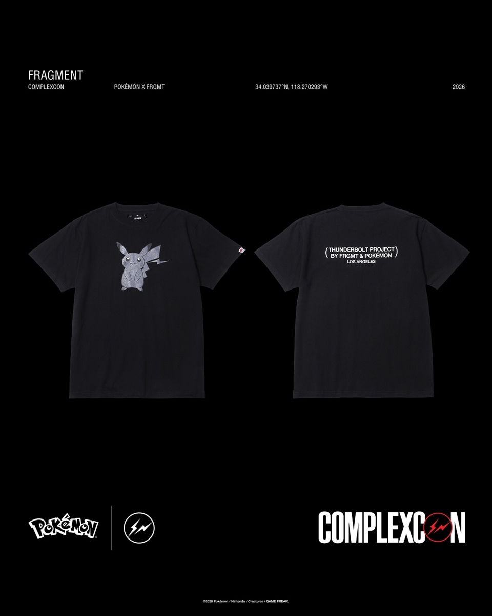 「Fragment × POKÉMON」コレクションのピカチュウがあしらわれたTシャツ