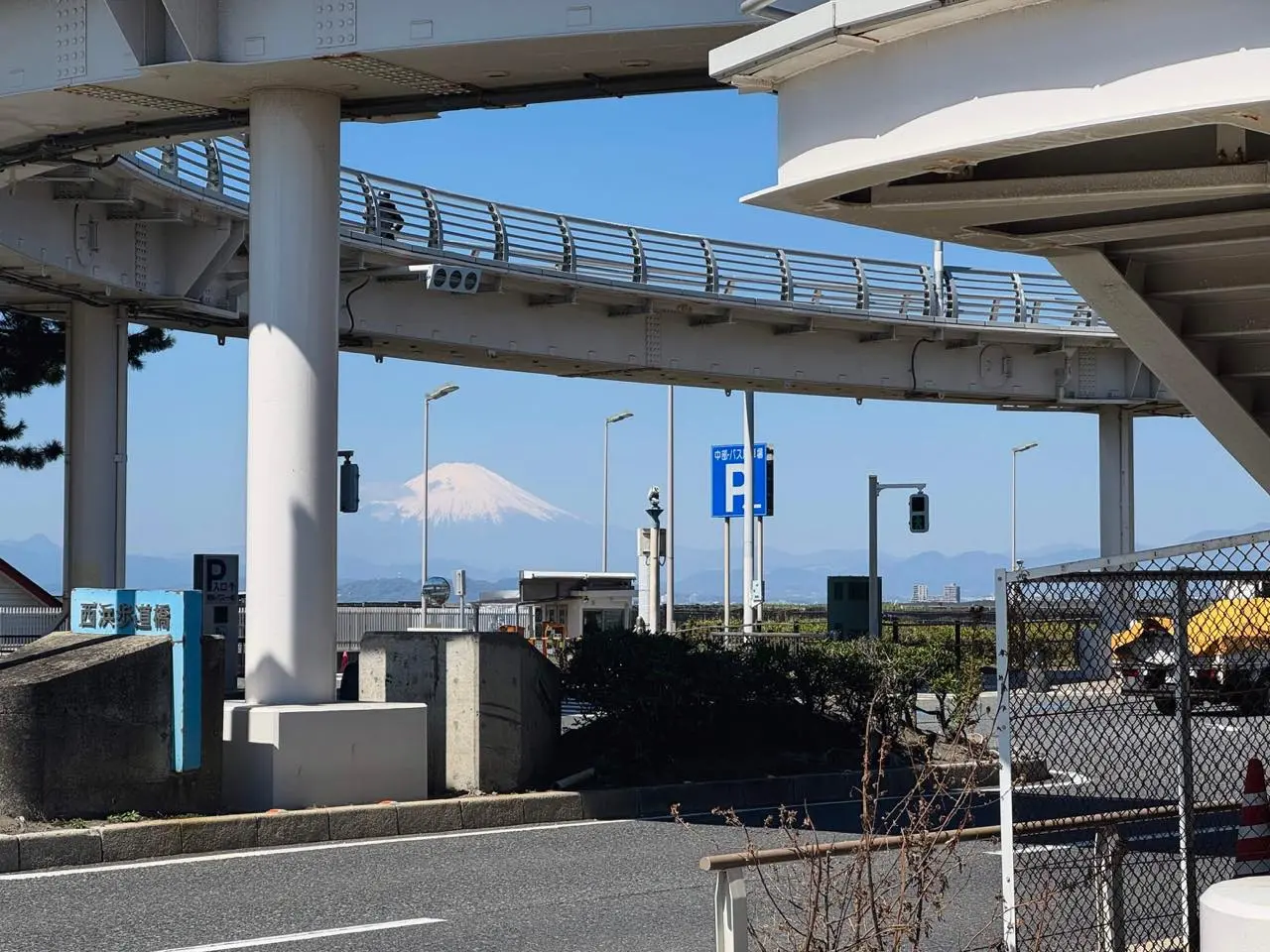 事務所の近くからこの距離で富士山が見えるがすごい