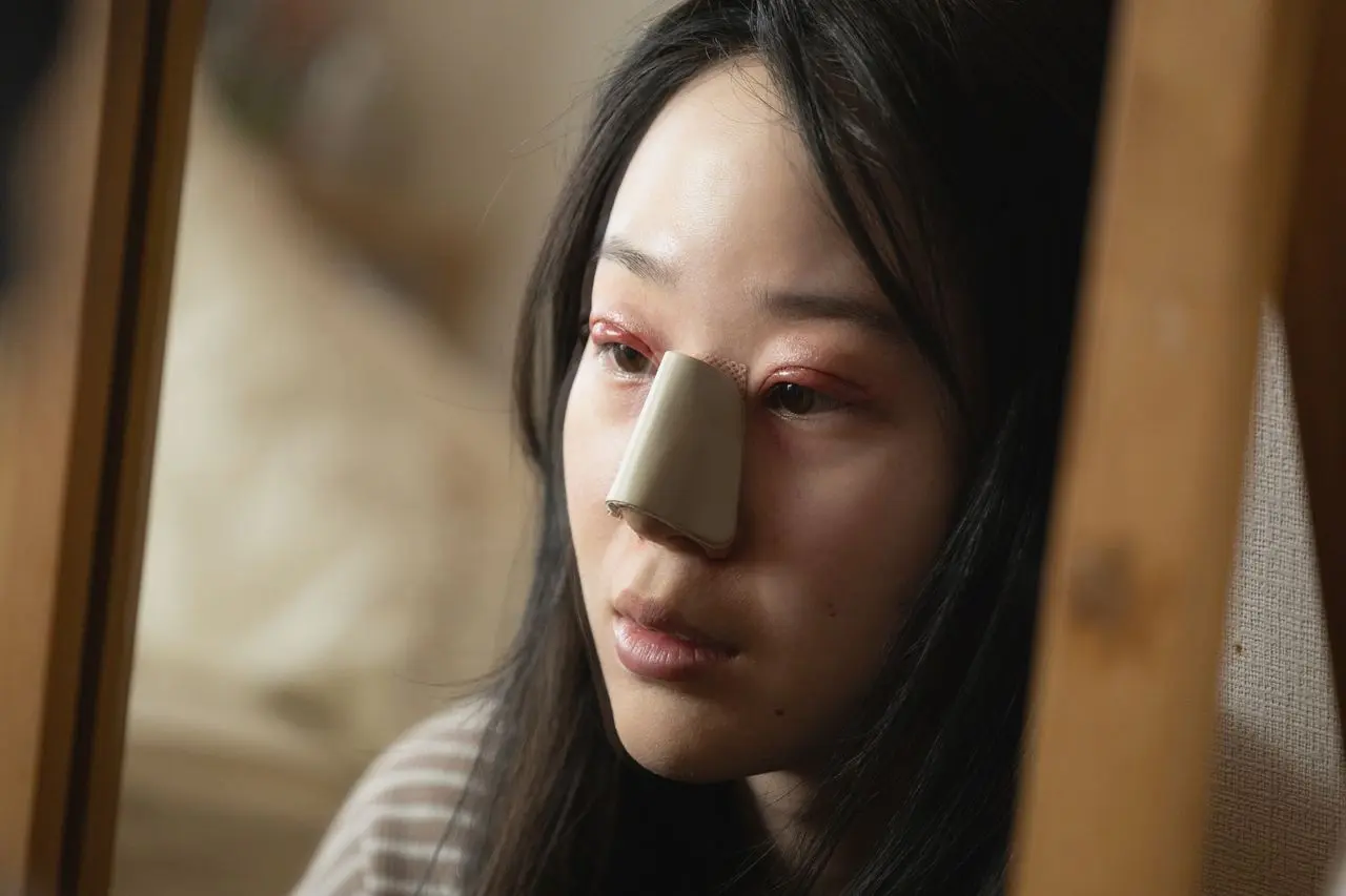 美容整形の光と闇──Netflixドラマ『ダウンタイム』場面写真解禁　高須クリニックも監修参加