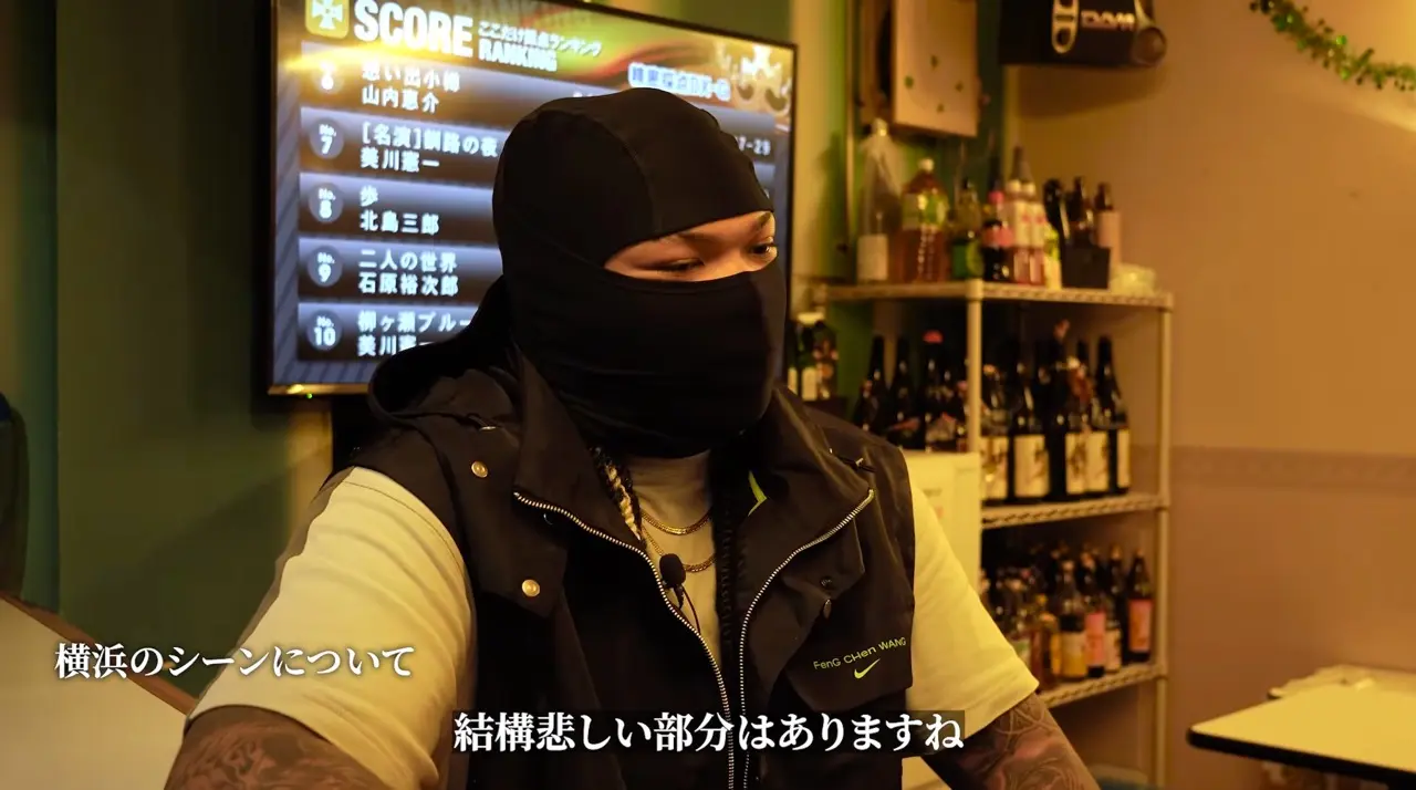 横浜のヒップホップシーンの現状について語る場面も