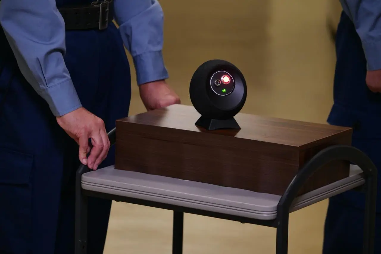 人間として裁判を受けたいと主張するAI搭載スマートスピーカー「アレテ」
