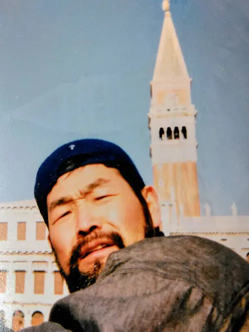 42歳頃、海外旅行で撮影した五頭岳夫さん