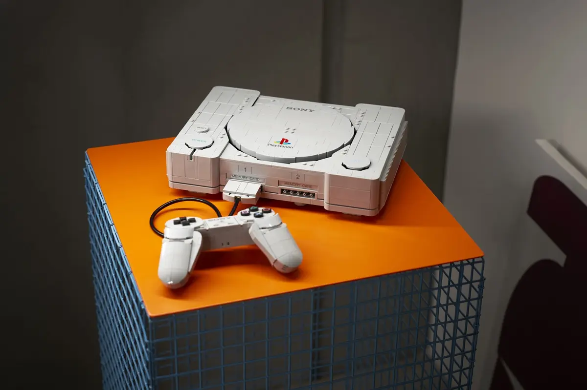 初代プレステを1911ピースで再現した「レゴ PlayStation」がすごい