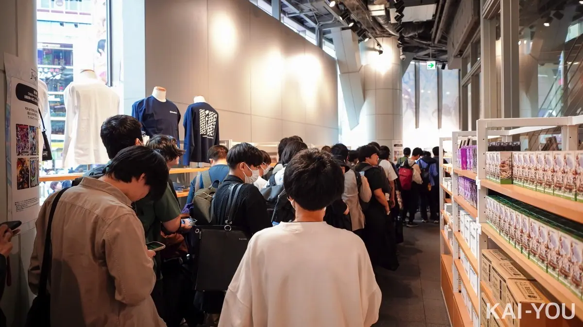 多くのファンが目当てのグッズを探す物販エリア