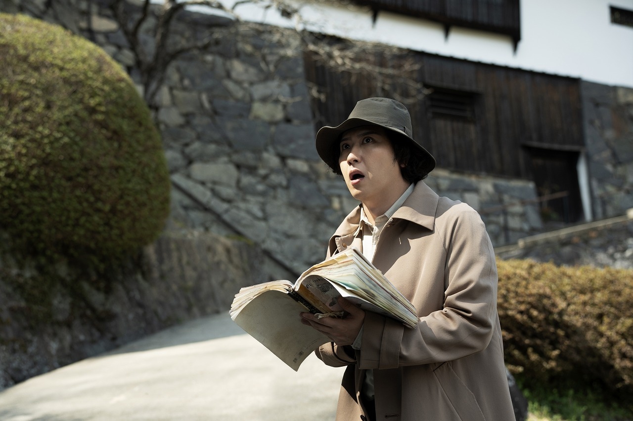 ミステリー映画『八つ墓村』場面写真が解禁　金田一耕助役の尾上松也がトレンチコート姿を披露