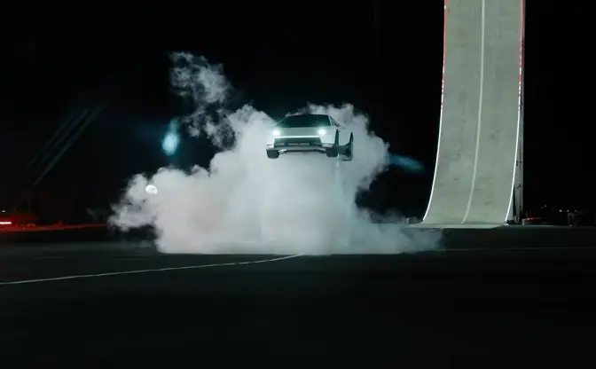 テスラが“空を飛ぶ”新型スポーツカー発表　逆さま走行に宙返り、まるでSF映画