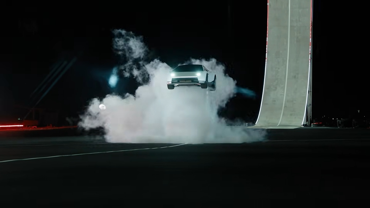 テスラが“空を飛ぶ”新型スポーツカー発表　逆さま走行に宙返り、まるでSF映画