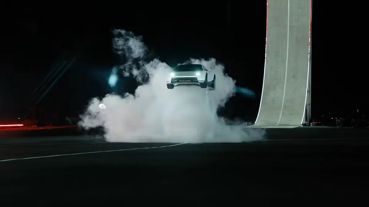 テスラが“空を飛ぶ”新型スポーツカー発表　逆さま走行に宙返り、まるでSF映画