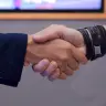 握手を交わす二人／画像はホロライブ英語圏公式アカウントから