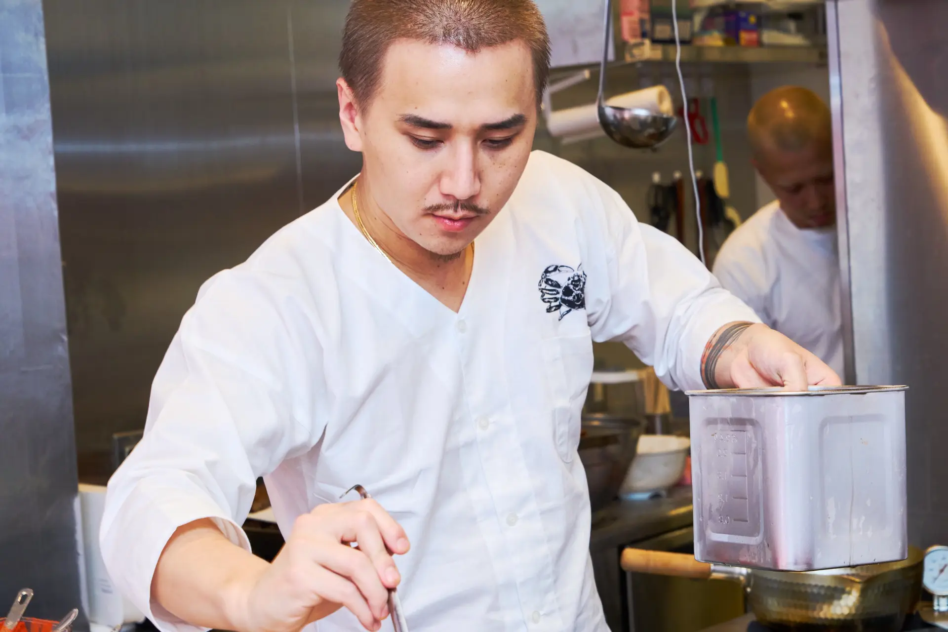 料理人こめお、UMAMI LAB取締役を退任 格闘家 朝倉未来と設立した食品メーカー